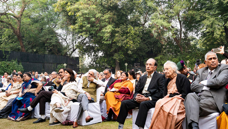 Một số trong số 250 người tham dự Lễ thuyết trình tưởng niệm Sarvepalli Radhakrishnan lần thứ 24 tại bãi cỏ Đài Phun Nước của Trung tâm quốc tế Ấn Độ ở New Delhi, Ấn Độ vào 21 tháng 11, 2019. Ảnh của Tenzin Choejor