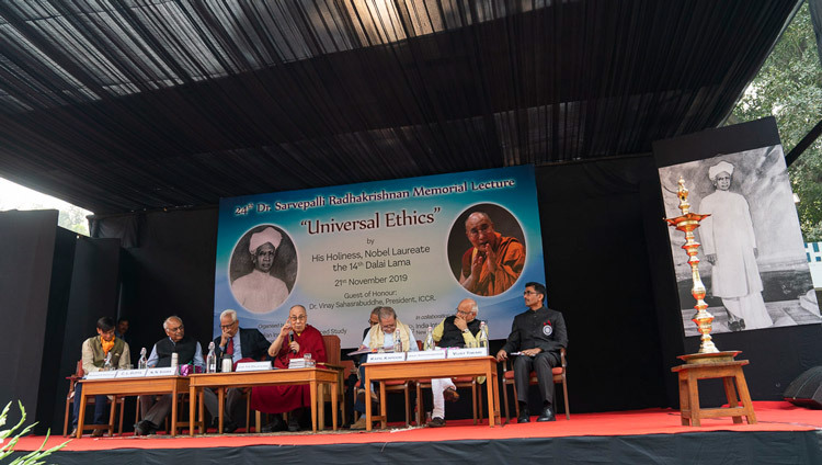 Quang cảnh khán đài tại Đài Phun Nước thuộc Trung tâm Quốc tế Ấn Độ khi Thánh Đức Đạt Lai Lạt Ma phát biểu Bài thuyết trình tưởng niệm Sarvepalli Radhakrishnan lần thứ 24 tại New Delhi, Ấn Độ vào 21 tháng 11, 2019. Ảnh của Tenzin Choejor