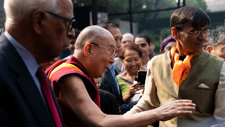 Thánh Đức Đạt Lai Lạt Ma chào các thành viên của khán giả khi Ngài rời khỏi khán đài vào lúc kết thúc chương trình tại Trung tâm Quốc tế Ấn Độ ở New Delhi, Ấn Độ vào 21 tháng 11, 2019. Ảnh của Tenzin Choejor