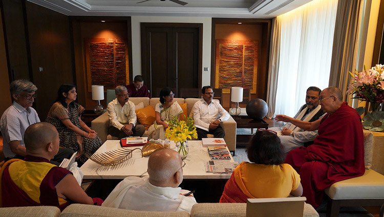 Thánh Đức Đạt Lai Lạt Ma thảo luận về Ghế đại diện Đạt Lai Lạt Ma mới cho việc nghiên cứu Nalanda trong một cuộc họp tại khách sạn của Ngài ở Goa, Ấn Độ vào 11 tháng 12, 2019. Ảnh của Lobsang Tsering