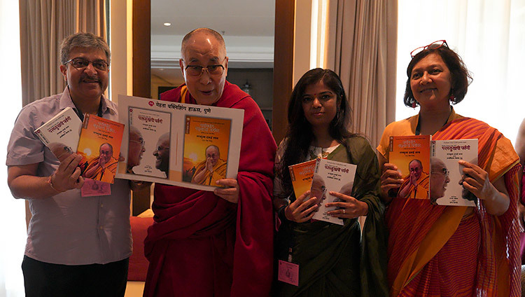 Thánh Đức Đạt Lai Lạt Ma phát hành bản dịch tiếng Marathi của cuốn sách của Ngài với Đức Tổng Giám mục Desmond Tutu “Sách của Niềm vui” tại Goa, Ấn Độ vào 11 tháng 12, 2019. Ảnh của Lobsang Tsering