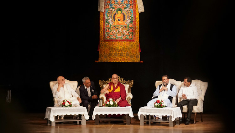 Thánh Đức Đạt Lai Lạt Ma nói về "Sự liên quan của truyền thống Nalanda cổ đại trong thời hiện đại" tại Học viện Kala ở Goa, Ấn Độ vào 11 tháng 12, 2019. Ảnh của Lobsang Tsering