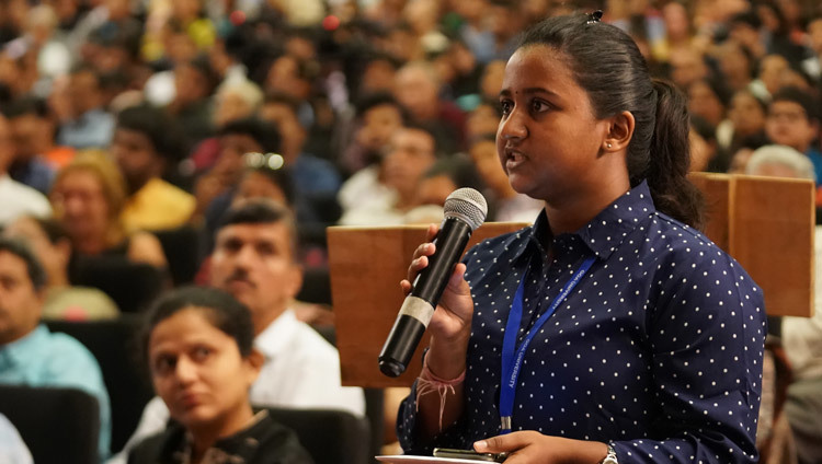 Một sinh viên đến từ Đại học Goa hỏi Thánh Đức Đạt Lai Lạt Ma một câu hỏi trong buổi nói chuyện của Ngài tại Học viện Kala ở Goa, Ấn Độ vào 11 tháng 12, 2019. Ảnh của Lobsang Tsering