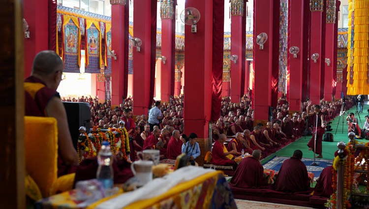 Thánh Đức Đạt Lai Lạt Ma đang xem chư Tăng tranh biện về triết học Phật giáo tại Hội trường Drepung Loseling ở Mundgod, Karnataka, Ấn Độ vào 18 tháng 12, 2019. Ảnh của Lobsang Tsering