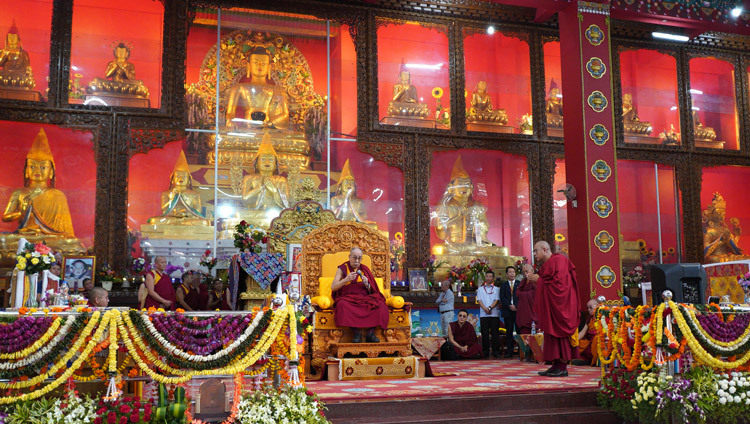 Thánh Đức Đạt Lai Lạt Ma phát biểu trong phiên thảo luận tại Hội trường Drepung Loseling ở Mundgod, Karnataka, Ấn Độ vào 18 tháng 12, 2019. Ảnh của Lobsang Tsering