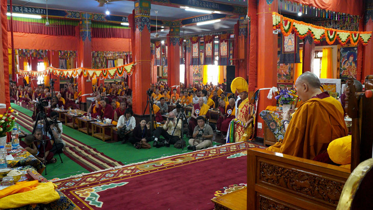 Thánh Đức Đạt Lai Lạt Ma phát biểu trước hội chúng trong buổi lễ cung nghinh tại Tu viện Gaden Shartse ở Mundgod, Karnataka, Ấn Độ vào 18 tháng 12, 2019. Ảnh của Lobsang Tsering