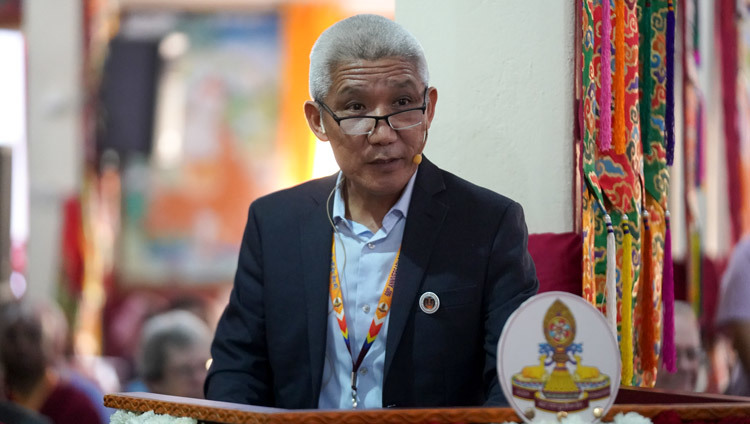 Tiến sĩ Thupten Jinpa đưa ra một cái nhìn tổng quan về Hội nghị Quốc tế về Đức Je Tsongkhapa tại Hội trường Gaden Lachi ở Mundgod, Karnataka, Ấn Độ vào 20 tháng 12, 2019. Ảnh của Lobsang Tsering
