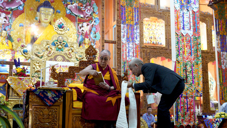 Tiến sĩ Jinpa đã dâng lên Thánh Đức Đạt Lai Lạt Ma một bản sao về tiểu sử của Đức Jé Rinpoche của ông sau cuộc nói chuyện tại Hội nghị quốc tế về Jé Tsongkhapa tại Hội trường Gaden Lachi ở Mundgod, Karnataka, Ấn Độ vào 20 tháng 12, 2019. Ảnh của Lobsang Tsering