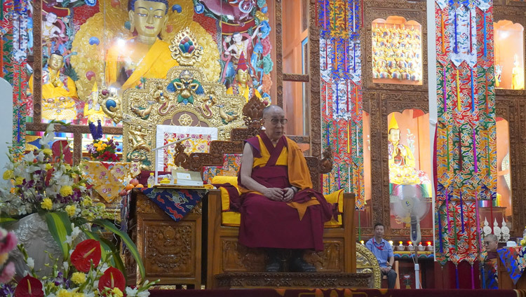 Thánh Đức Đạt Lai Lạt Ma phát biểu tại phiên khai mạc của Hội nghị quốc tế về Jé Tsongkhapa tại Hội trường Gaden Lachi ở Mundgod, Karnataka, Ấn Độ vào 20 tháng 12, 2019. Ảnh của Jeremy Russell