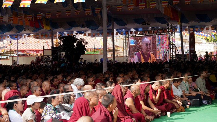 Nhiều người trong số 5000 người chật kín trong sân của Gaden Lachi đang xem Thánh Đức Đạt Lai Lạt Ma phát biểu tại Hội nghị Quốc tế về Je Tsongkhapa tại Gaden Lachi ở Mundgod, Karnataka, Ấn Độ vào 20 tháng 12, 2019. Ảnh của Lobsang Tsering