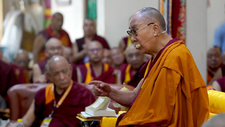 Thánh Đức Đạt Lai Lạt Ma thuyết trình bài phát biểu chính tại phiên khai mạc của Hội nghị quốc tế về Đức Jé Tsongkhapa tại Hội trường Gaden Lachi ở Mundgod, Karnataka, Ấn Độ vào 20 tháng 12, 2019. Ảnh của Lobsang Tsering