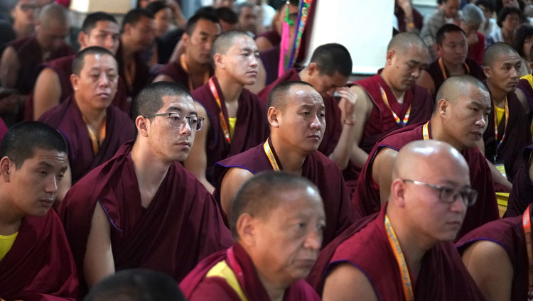 Các thành viên của khán giả lắng nghe Thánh Đức Đạt Lai Lạt Ma phát biểu tại Hội nghị Quốc tế về Jé Tsongkhapa tại Hội trường Gaden Lachi ở Mundgod, Karnataka, Ấn Độ vào 20 tháng 12, 2019. Ảnh của Lobsang Tsering