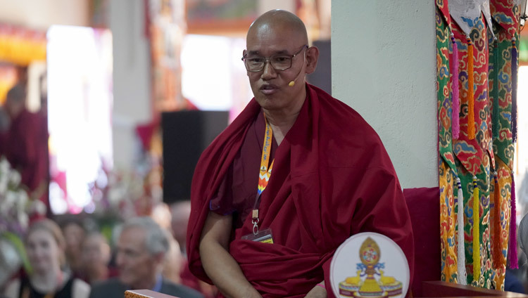 Người điều hành Khensur Jangchub Choeden giới thiệu Giáo sư Donald Lopez tiếp theo phần khai mạc của Hội nghị Quốc tế về Jé Tsongkhapa tại Hội trường Gaden Lachi ở Mundgod, Karnataka, Ấn Độ vào 20 tháng 12, 2019. Ảnh của Lobsang Tsering