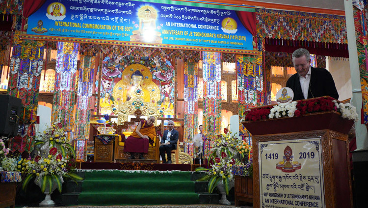 Giáo sư Donald Lopez trình bày bài thuyết trình của mình tại Hội nghị Quốc tế về Jé Tsongkhapa tại Hội trường Gaden Lachi ở Mundgod, Karnataka, Ấn Độ vào 20 tháng 12, 2019. Ảnh của Lobsang Tsering