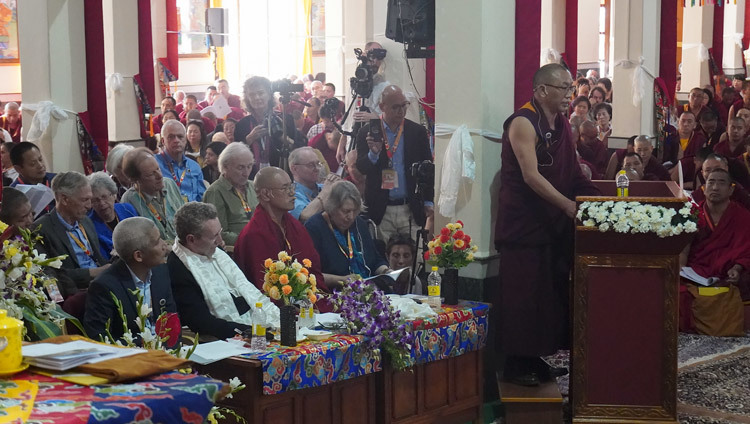 Tiến sĩ Geshe Yaman Rinchen phát biểu tại Hội nghị quốc tế về Jé Tsongkhapa tại Hội trường Gaden Lachi ở Mundgod, Karnataka, Ấn Độ vào 20 tháng 12 2019. Ảnh của Jeremy Russell