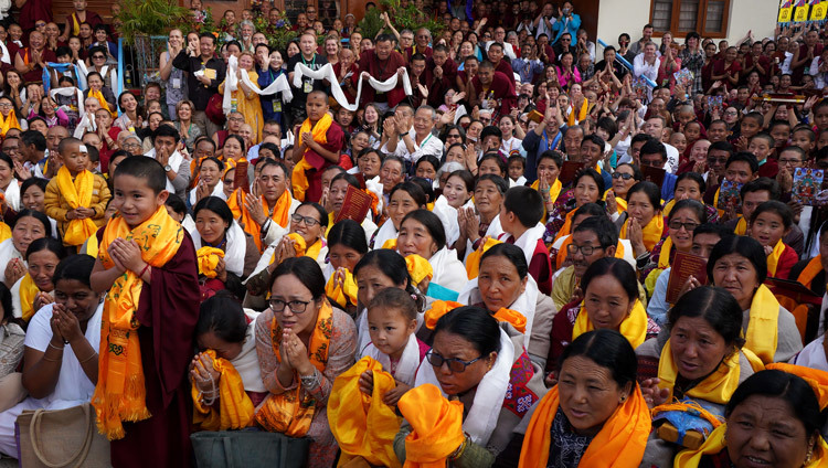 Một số trong số hơn 10.000 người đã tập trung tại sân xung quanh Hội trường Ganden Lachi và Ganden Shartsé khi Thánh Đức Đạt Lai Lạt Ma quang lâm đến dự lễ kỷ niệm Ganden Ngamchö ở Mundgod, Karnataka, Ấn Độ vào 21 tháng 12, 2019. Ảnh của Lobsang Tsering