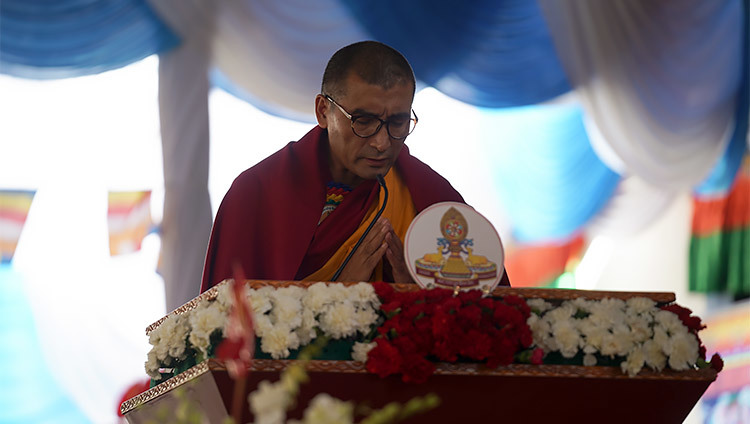 Viện chủ của Ganden Shartsé - Thượng toạ Jangchub Sangyé - kể lại cuộc đời của Đức Tsongkhapa trong lễ kỷ niệm 600 năm ngày Jé Tsongkhapa chứng ngộ và viên tịch tại Ganden Lachi ở Mundgod, Karnataka, Ấn Độ vào 21 tháng 12, 2019.