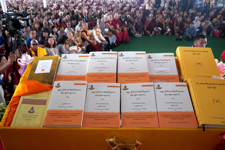 Sách được phát hành bởi Thánh Đức Đạt Lai Lạt Ma trong lễ kỷ niệm Ganden Ngamchö tại sân Ganden Lachi ở Mundgod, Karnataka, Ấn Độ vào 21 tháng 12, 2019. Ảnh của Lobsang Tsering