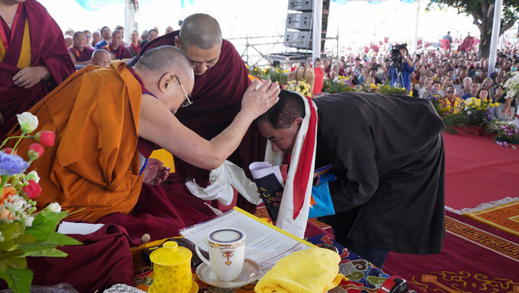 Thánh Đức Đạt Lai Lạt Ma cảm ơn Chủ tịch Quốc hội Tây Tạng lưu vong về cuộc nói chuyện của ông tại lễ kỷ niệm 600 năm ngày Jé Tsongkhapa giác ngộ và viên tịch tại Ganden Lachi ở Mundgod, Karnataka, Ấn Độ vào 21 tháng 12, 2019.  Ảnh của Lobsang Tsering