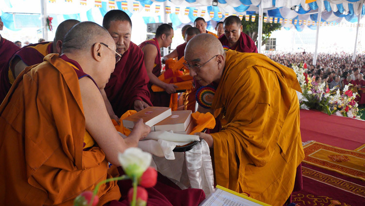 Viện trưởng Tu viện Namgyal - Thomtog Rinpoche - giới thiệu các ấn phẩm gần đây nhất của các công trình về Khoa học và Triết học trong Kinh điển Phật giáo Ấn Độ lên Thánh Đức Đạt Lai Lạt Ma trong lễ kỷ niệm Ganden Ngamchö tại Mundgod, Karnataka, Ấn Độ vào 21 tháng 12, 2019. Ảnh của Lobsang Tsering