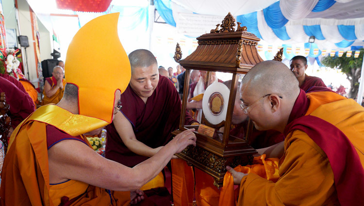 Thánh Đức Đạt Lai Lạt Ma được trao tặng giải thưởng Tri Ân của Jé Tsongkhapa trong lễ kỷ niệm để kỷ niệm 600 năm ngày Jé Tsongkhapa giác ngộ và viên tịch tại Ganden Lachi ở Mundgod, Karnataka, Ấn Độ vào 21 tháng 12, 2019. Ảnh của Lobsang Tsering