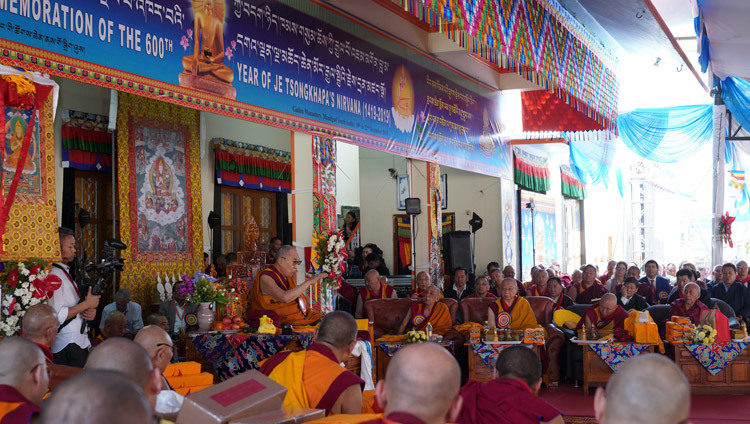 Thánh Đức Đạt Lai Lạt Ma phát biểu trước hội chúng trong lễ kỷ niệm 600 năm ngày Jé Tsongkhapa chứng ngộ và viên tịch tại Ganden Lachi ở Mundgod, Karnataka, Ấn Độ vào 21 tháng 12, 2019. Ảnh của Lobsang Tsering