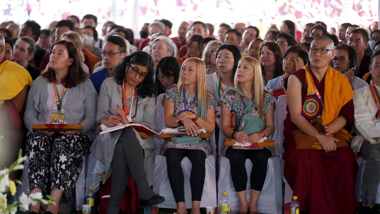 Một số vị khách đặc biệt trong đám đông đang lắng nghe Thánh Đức Đạt Lai Lạt Ma trong lễ kỷ niệm Ganden Ngamchö ở Mundgod, Karnataka, Ấn Độ vào 21 tháng 12, 2019. Ảnh của Lobsang Tsering