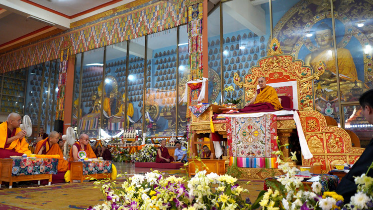 Thánh Đức Đạt Lai Lạt Ma nói chuyện trong buổi lễ Cúng dường Trường thọ tại Tu viện Gaden Jangtse ở Mundgod, Karnataka, Ấn Độ vào 22 tháng 12, 2019. Ảnh của Lobsang Tsering