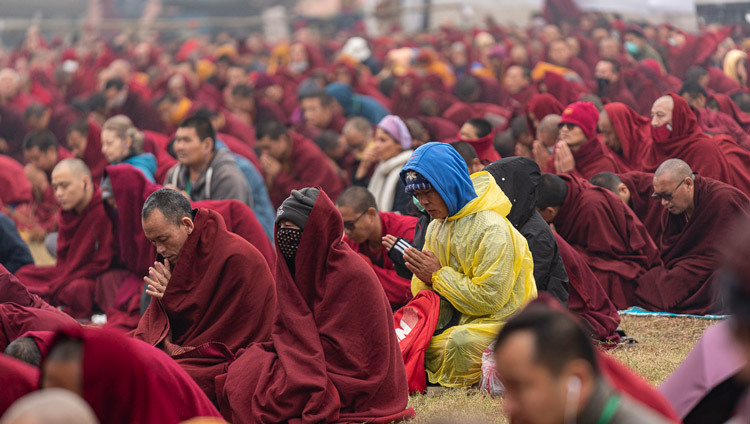 Các thành viên của đám đông lắng nghe Thánh Đức Đạt Lai Lạt Ma khi Ngài tiếp tục Pháp Luân của Đức Văn Thù tại khuôn viên Kalachakra ở Bồ Đề Đạo Tràng, Bihar, Ấn Độ vào 4 tháng 1, 2020. Ảnh của Tenzin Choejor