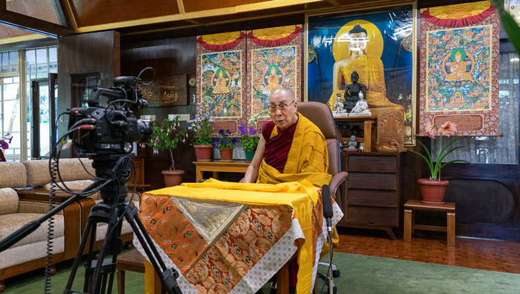 Thánh Đức Đạt Lai Lạt Ma nói chuyện trực tuyến với khán thính giả trên khắp thế giới từ Dinh thự của Ngài ở Dharamsala, HP, Ấn Độ vào 16 tháng 5, 2020. Ảnh của Thượng Toạ Tenzin Jamphel