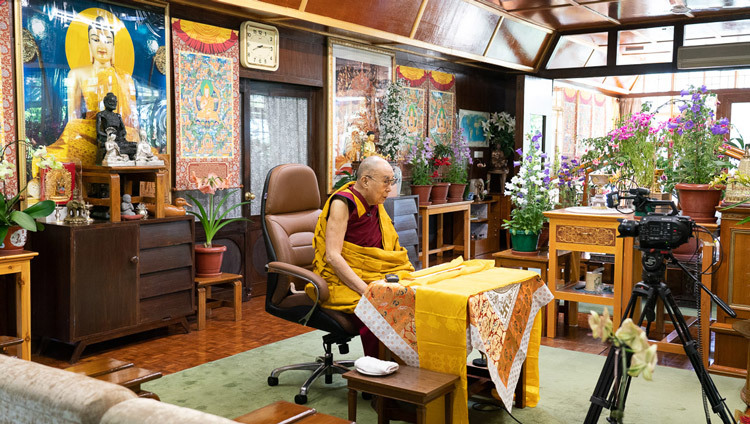 Thánh Đức Đạt Lai Lạt Ma phát biểu trước khán giả theo dõi buổi giảng Pháp trực tuyến của mình từ Dinh thự tại Dharamsala, HP, Ấn Độ vào 16 tháng 5, 2020. Ảnh của Thượng toạ Tenzin Jamphel