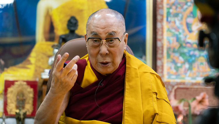 Thánh Đức Đạt Lai Lạt Ma trong buổi giảng Pháp trực tuyến cho Thính chúng trên toàn thế giới từ Dinh thự của Ngài tại Dharamsala, HP, Ấn Độ vào 16 tháng 5, 2020. Ảnh của Thượng toạ Tenzin Jamphel