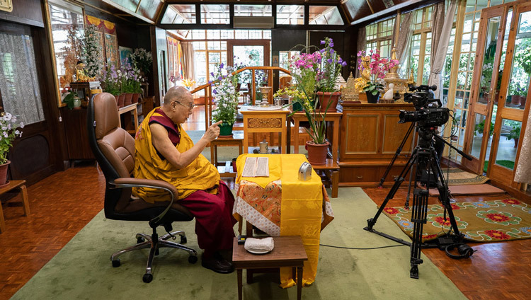 Thánh Đức Đạt Lai Lạt Ma tại buổi giảng Pháp trực tuyến với khán thính giả trên toàn thế giới từ Dinh thự của Ngài tại Dharamsala, HP, Ấn Độ vào 17 tháng 5, 2020. Ảnh của Thượng toạ Tenzin Jamphel