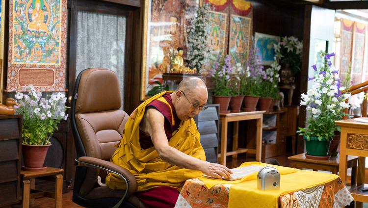 Thánh Đức Đạt Lai Lạt Ma đọc từ "Vòng Châu Báu” của Ngài Long Thọ vào ngày thuyết giảng thứ hai từ Dinh thự của Ngài ở Dharamsala, HP, Ấn Độ vào 17 tháng 5, 2020. Ảnh của Thượng toạ Tenzin Jamphel 