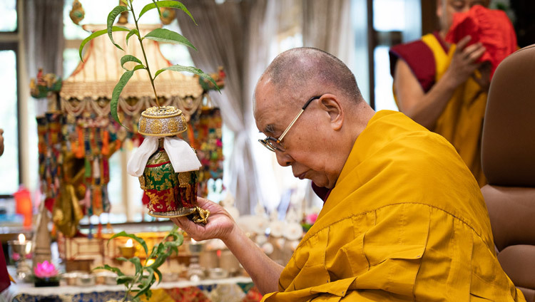 Thánh Đức Đạt Lai Lạt Ma thực hiện các nghi lễ chuẩn bị cần thiết cho Quán đảnh Quan Thế Âm tại Dinh thự của Ngài ở Dharamsala, HP, Ấn Độ vào 29 tháng 5, 2020. Ảnh của Thượng toạ Tenzin Jamphel