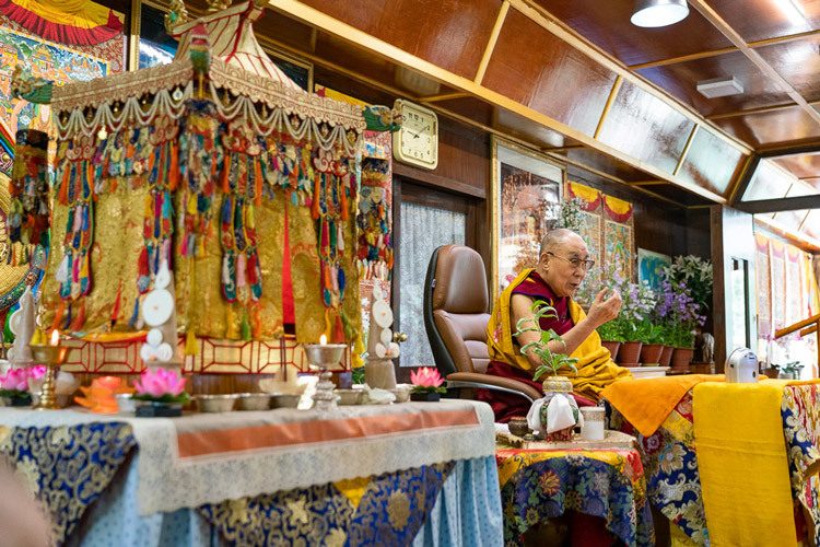 Thánh Đức Đạt Lai Lạt Ma giải thích về tình hình khi bắt đầu nghi lễ nhập môn và quán đảnh Quan Thế Âm tại dinh thự của Ngài ở Dharamsala, HP, Ấn Độ vào 29 tháng 5, 2020. Ảnh của Thượng toạ Tenzin Jamphel