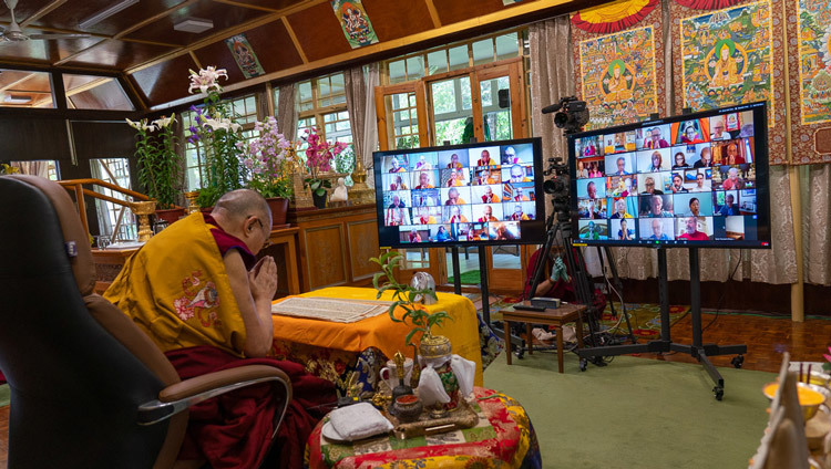 Thánh Đức Đạt Lai Lạt Ma trước khán thính giả trực tuyến là chư Lạt Ma và bạn bè từ khắp nơi trên thế giới vào ngày đầu tiên của hai ngày Quán đảnh Quan Thế Âm tại dinh thự của Ngài ở Dharamsala, HP, Ấn Độ vào 29 tháng 5, 2020. Ảnh của Thượng toạ Tenzin Jamphel
