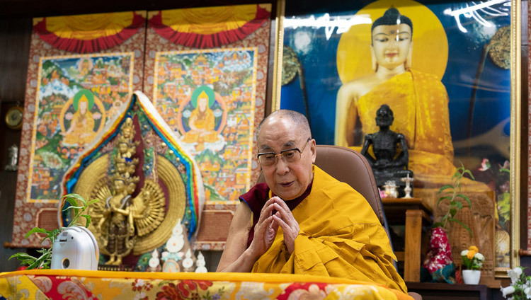 Thánh Đức Đạt Lai Lạt Ma đọc từ các nghi lễ nhập môn chuẩn bị cho Quán đảnh Quan Thế Âm trong buổi phát sóng trực tiếp cho khán thính giả trên toàn thế giới từ Dinh thự của Ngài ở Dharamsala, HP, Ấn Độ vào 29 tháng 5, 2020. Ảnh của Thượng toạ Tenzin Jamphel