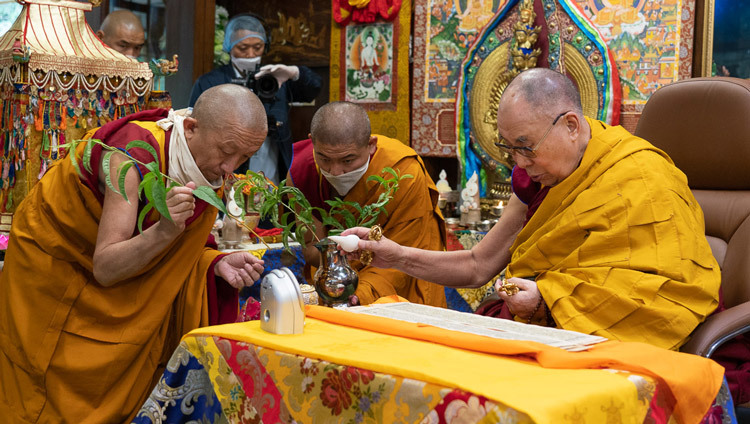 Thánh Đức Đạt Lai Lạt Ma thực hiện các nghi thức nhập môn chuẩn bị cho quán đảnh Quan Thế Âm tại dinh thự của Ngài ở Dharamsala, HP, Ấn Độ vào 30 tháng 5, 2020. Ảnh của Thượng toạ Tenzin Jamphel
