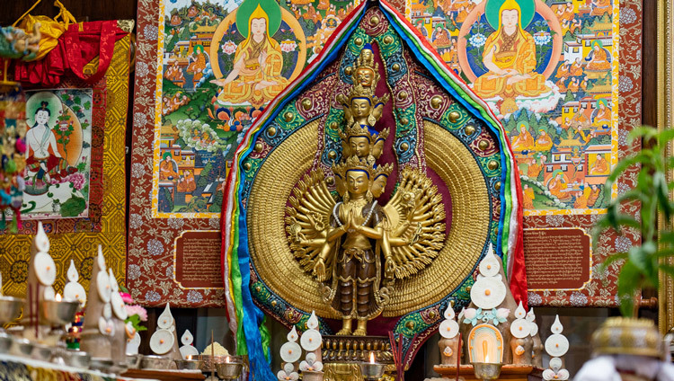 Bức tượng của Đức Quan Thế Âm Thiên Thủ Thiên Nhãn được an trí trên bàn phía sau Thánh Đức Đạt Lai Lạt Ma trong buổi truyền Quán đảnh Quan Thế Âm tại dinh thự của Ngài ở Dharamsala, HP, Ấn Độ vào 30 tháng 5, 2020. Ảnh của Thượng toạ Tenzin Jamphel