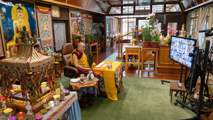 Thánh Đức Đạt Lai Lạt Ma nói chuyện với khán giả trực tuyến trên toàn thế giới trong buổi quán đảnh Quan Thế Âm tại dinh thự của Ngài ở Dharamsala, HP, Ấn Độ vào 30 tháng 5, 2020. Ảnh của Thượng toạ Tenzin Jamphel