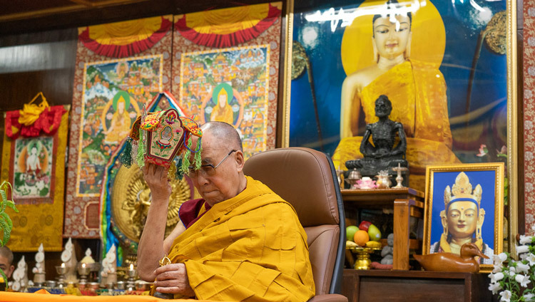 Thánh Đức Đạt Lai Lạt Ma tiến hành các nghi lễ khi Ngài truyền quán đảnh Quan Thế Âm tại Dinh thự của mình ở Dharamsala, HP, Ấn Độ vào 30 tháng 5, 2020. Ảnh của Thượng toạ Tenzin Jamphel