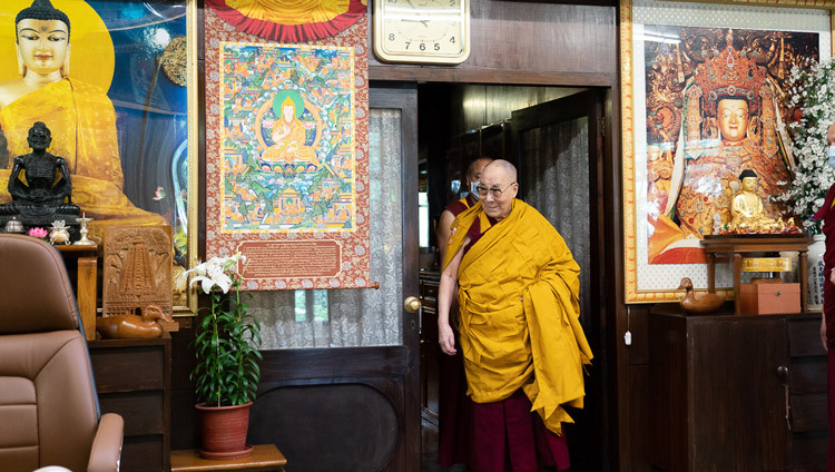 Thánh Đức Đạt Lai Lạt Ma quang lâm đến phòng khách của mình để chủ trì buổi lễ Phát Bồ Đề Tâm được truyền trực tiếp đến thính chúng trên toàn thế giới từ Dinh thự của Ngài ở Dharamsala, HP, Ấn Độ vào 5 tháng 6, 2020. Ảnh của Thượng toạ Tenzin Jamphel