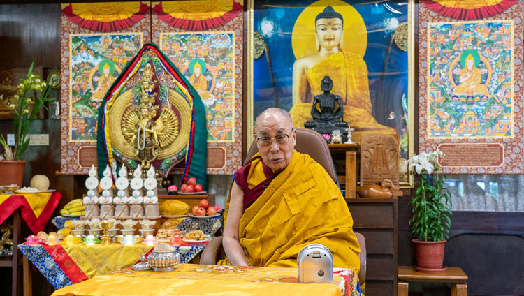 Thánh Đức Đạt Lai Lạt Ma giải thích về cách phát Bồ Đề Tâm trong lúc đang giảng dạy tại dinh thự của Ngài ở Dharamsala, HP, Ấn Độ vào 5 tháng 6, 2020. Ảnh của Thượng toạ Tenzin Jamphel