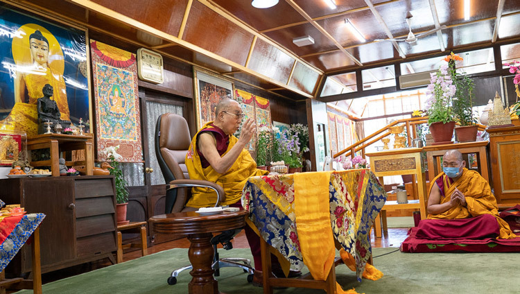 Thánh Đức Đạt Lai Lạt Ma nói chuyện trực tuyến với khán giả trên toàn thế giới khi Ngài chủ trì buổi lễ Phát Bồ Đề Tâm tại dinh thự của Ngài ở Dharamsala, HP, Ấn Độ vào 5 tháng 6, 2020. Ảnh của Thượng toạ Tenzin Jamphel