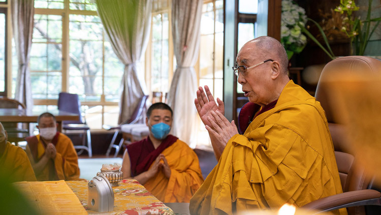 Thánh Đức Đạt Lai Lạt Ma chủ trì buổi lễ Phát Bồ Đề Tâm tại dinh thự của Ngài ở Dharamsala, HP, Ấn Độ vào 5 tháng 6, 2020. Ảnh của Thượng toạ Tenzin Jamphel