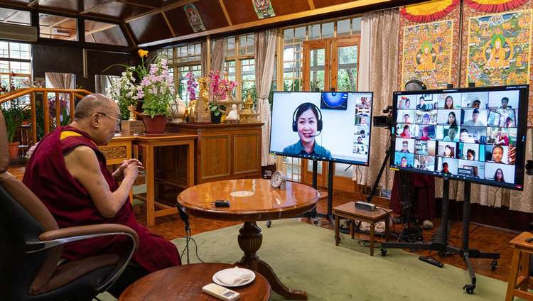 Cô Weenee Ng thuộc Trung tâm Phật giáo Tây Tạng Singapore, chào mừng Thánh Đức Đạt Lai Lạt Ma khi bắt đầu cuộc đối thoại với Thanh thiếu niên từ Đông Nam Á tại dinh thự của Ngài ở Dharamsala, HP, Ấn Độ vào 7 tháng 6, 2020. Ảnh của Thượng toạ Tenzin Jamphel