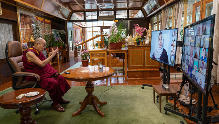 Thánh Đức Đạt Lai Lạt Ma trả lời câu hỏi của một trong số những người tham gia trong cuộc đối thoại qua Hội nghị truyền hình với Thanh thiếu niên Đông Nam Á từ Dinh thự của Ngài ở Dharamsala, HP, Ấn Độ vào 7 tháng 6, 2020. Ảnh của Thượng toạ Tenzin Jamphel