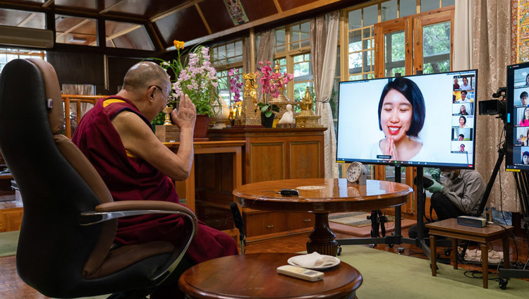 Thánh Đức Đạt Lai Lạt Ma chào một trong những người tham gia trước khi cô hỏi câu hỏi của mình trong cuộc đối thoại qua Hội nghị truyền hình với Thanh thiếu niên Đông Nam Á từ Dinh thự của Ngài ở Dharamsala, HP, Ấn Độ vào 7 tháng 6, 2020. Ảnh của Thượng toạ Tenzin Jamphel