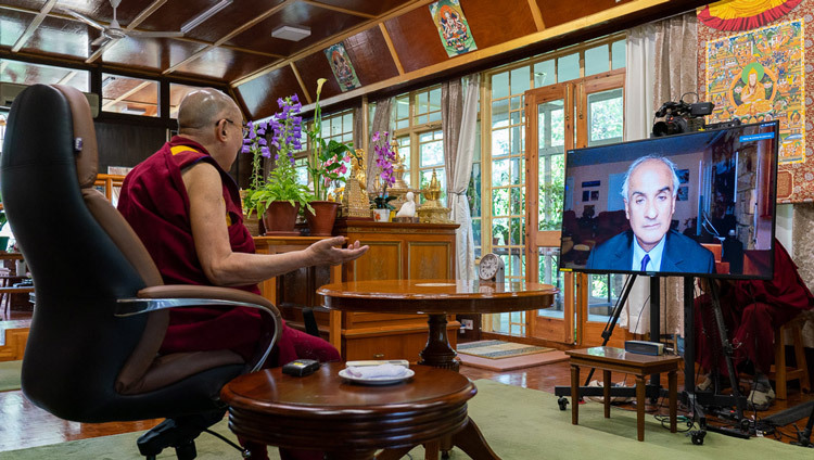 Thánh Đức Đạt Lai Lạt Ma nói chuyện với Pico Iyer trong cuộc đàm thoại của họ qua hội nghị truyền hình do Lễ hội văn học Jaipur (JLF) tổ chức từ Dinh thự của Ngài ở Dharamsala, HP, Ấn Độ vào 17 tháng 6, 2020. Ảnh của Thượng toạ Tenzin Jamphel